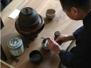 [MUKU ten. Ginza] Enjoy matcha tea with a gold-plated tea ware! [Table tea ceremony - children can also experience]