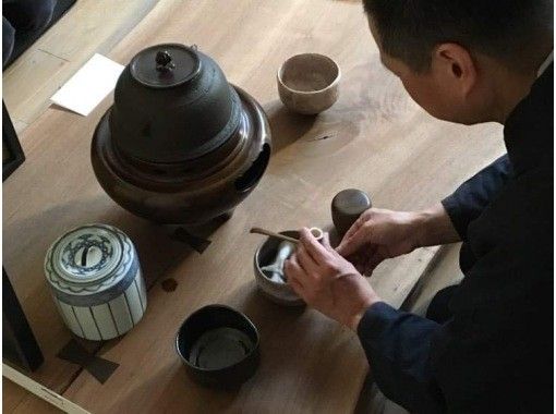 [MUKU ten. Ginza] Enjoy matcha tea with a gold-plated tea ware! [Table tea ceremony - children can also experience]の画像