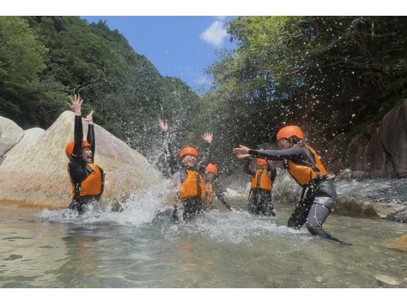 【滋賀 神崎川 クリスタルキャニオニング】神崎川で遊ぼう！友達！カップルにおすすめ！夏の思い出を作ろう！の紹介画像