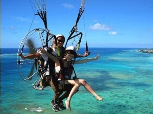 [Okinawa Nakagusuku Village / Yomitan Village / Undersea Road] Three planes can fly at the same time! Three people can ride together! ♪ Motor paraglider sightseeing flight experience 200m above the ground!の画像