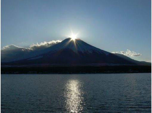 富士山と花火の幻想的なコラボレーション　アイスキャンドルフェスティバル＆ダイヤモンド富士観賞バスツアー【029029‐1021】の画像