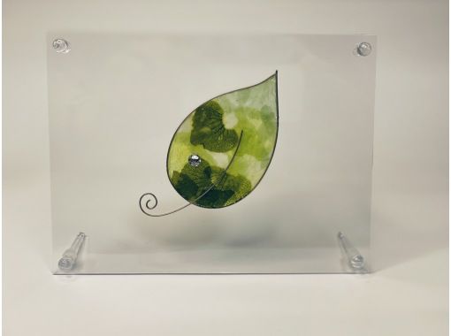 [Miyagi, Sendai] (Walking distance from Sendai Station) Experience creating stained flowers (a new art that expresses the texture of stained glass) using preserved flowers.の画像