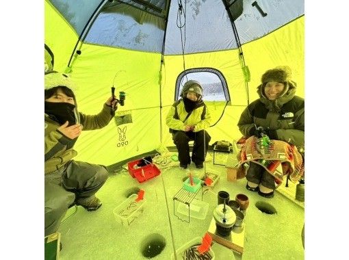 [Misawa City, Aomori Prefecture] Ice fishing for smelt at Ane-numa. Freshly caught fish fried! Tasting service included. All-inclusive rental package.の画像