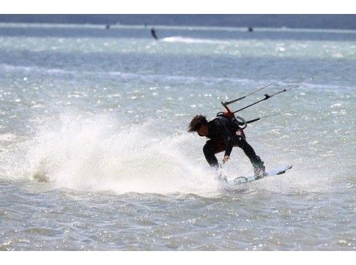 【沖縄・石垣島】カイトサーフィン体験〜石垣島の青い海と広大な自然と一体に！女性、お子様、年配の方どなたでも挑戦可能！（手ぶらOK）の画像