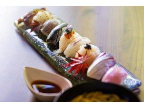 [Tokushima, Matsushige] A chef demonstrates how to cut fresh fish and prepare delicious sushi