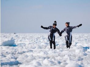 【北海道・知床】知床流氷ウォーク　ドライスーツで流氷にドボン！世界遺産知床半島に冬限定で訪れる流氷の上を散策＜斜里町ウトロ地区送迎可＞