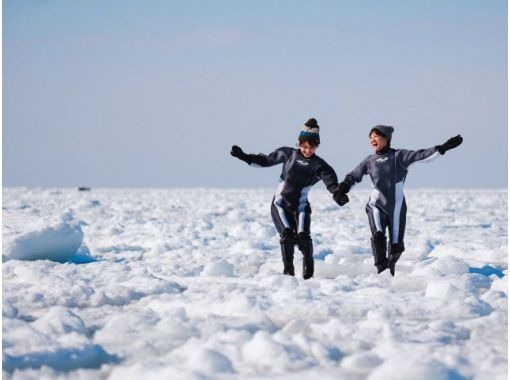 【北海道・知床】知床流氷ウォーク　ドライスーツで流氷にドボン！世界遺産知床半島に冬限定で訪れる流氷の上を散策＜斜里町ウトロ地区送迎可＞の画像