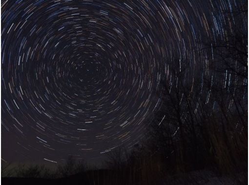 【北海道・知床】知床夜の森スノーシューハイキング 静まり返った夜の森を散策〈スキーウェア等レンタル無料〉の画像