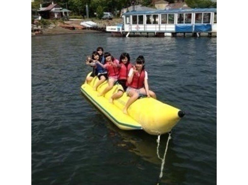 【山梨・山中湖】スリル満点みんなで夢中！バナナボート体験の紹介画像