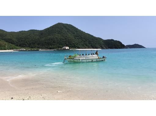 【2026/2/1～2026/3/31限定】渡嘉敷島グラスボートで行く無人島ツアー＆ホエールウォッチングツアーの画像