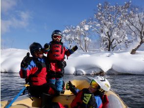 [Niseko Winter Rafting] Gently and leisurely float down the river in a world of silver.