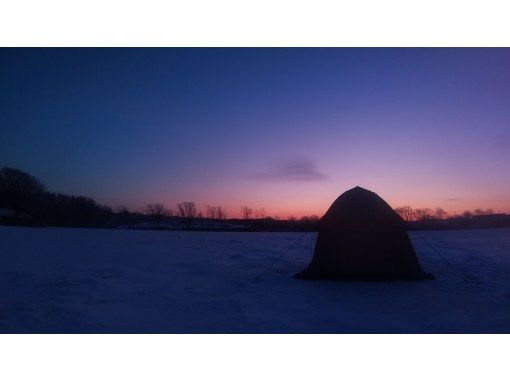 [Hokkaido, Tokachi] Experience smelt fishing near Obihiro! Pick-up from Obihiro Station & tempura included ♪ [Night tour]の画像