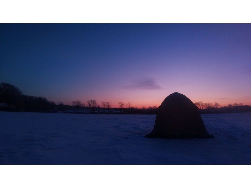 [Hokkaido, Tokachi] Experience smelt fishing near Obihiro! Pick-up from Obihiro Station & tempura included ♪ [Night tour]の紹介画像