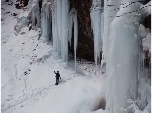 【栃木・日光】足に自信ありの方はこちら！？絶景の氷瀑求めて！奥日光 庵滝氷瀑スノートレッキングドツアーのご案内　１日１回開催の画像