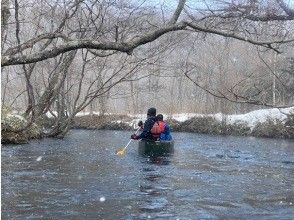 [Hokkaido, Chitose River] {Winter Canadian Canoe Course Only Available from December to Mid-March} Take a leisurely ride down the river while enjoying the clear winter river, air, and snowy scenery!