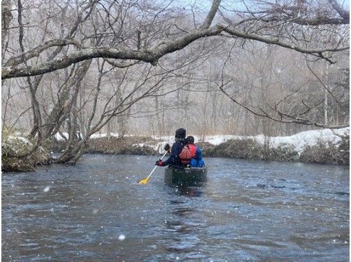 【北海道・千歳川】《12月〜3月中旬限定コース　冬季カナディアンカヌー》澄み切った冬の川と空気と雪景色を眺めながら、ゆったりと川を下ろう！の画像