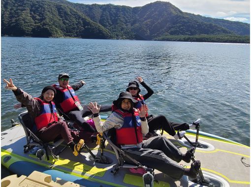 【山梨・西湖】みんなで乗れる大型ボート！「Mirage iTrek Fiesta（ミラージュ・アイトレック・フィエスタ）60分レンタル」の画像
