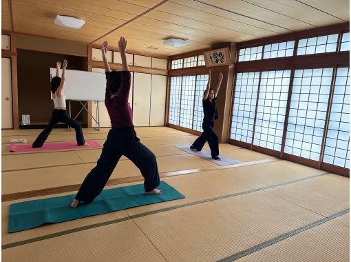 Private Morning Yoga Session in a Historic Temple of Kyotoの画像