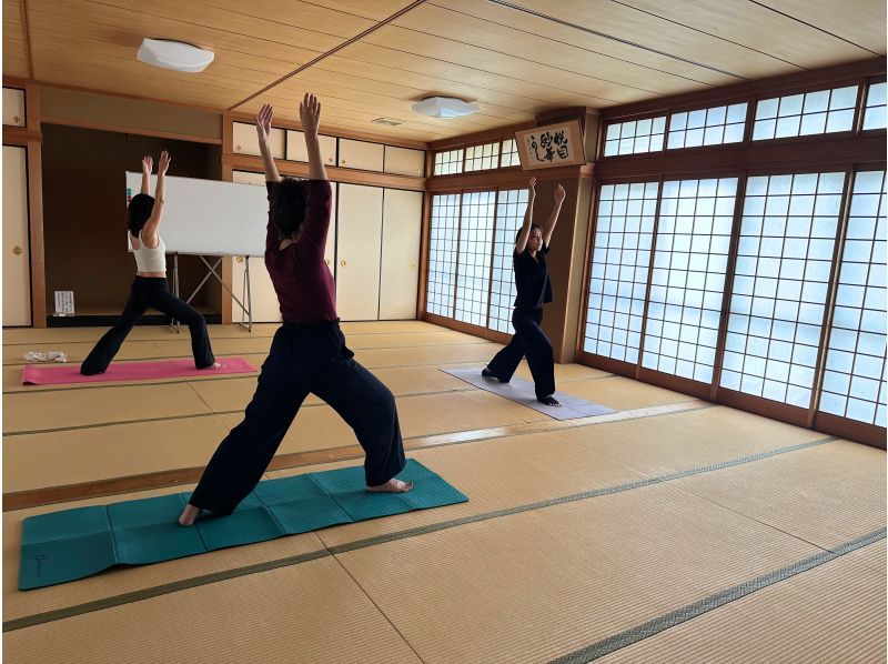 Private Morning Yoga Session in a Historic Temple of Kyotoの紹介画像