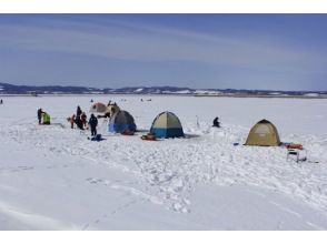 [Hokkaido, Sapporo] Experience smelt fishing on ice ~ Fishing rod + reel options available so even veteran anglers can enjoy it! (Pick-up and drop-off available)