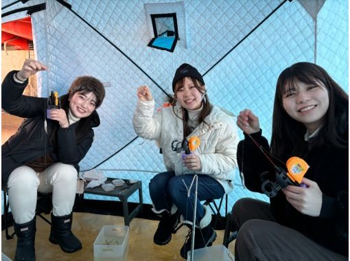 [Hokkaido, Sapporo] Experience smelt fishing on ice ~ Fishing rod + reel options available so even veteran anglers can enjoy it! (No transportation)の画像