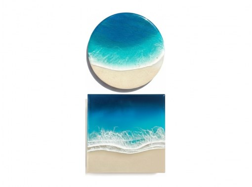 【宮古島・当日予約OK】空港5分・雨の日も満喫｜送料無料！「波」の感動体験！レジンアートコースター作り｜お子様も大人も夢中の波作り体験の画像