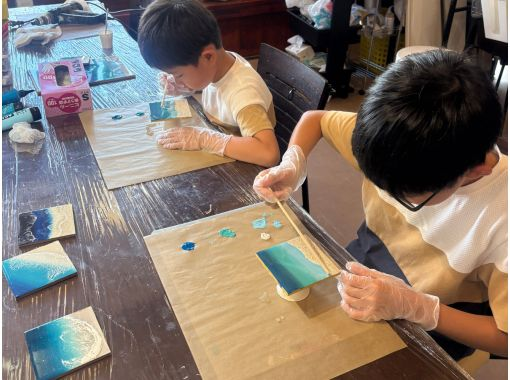 【宮古島・当日予約OK】空港5分・雨の日も満喫｜送料無料！「波」の感動体験！レジンアートコースター作り｜お子様も大人も夢中の波作り体験の画像