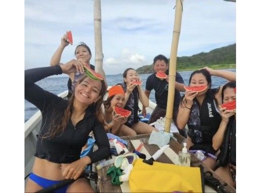 【冲绳，久米岛】当地导游私人浮潜之旅！（免费提供脚蹼和面罩）还将赠送照片或视频。の画像