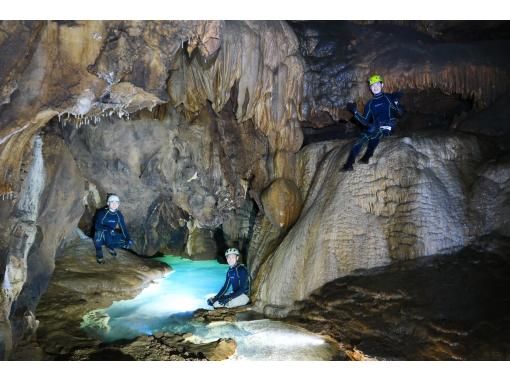 【岡山・新見】恐るべし深さの漆黒の地下水脈に飛び込み、泳ぐ！岡山ケイブスイミング