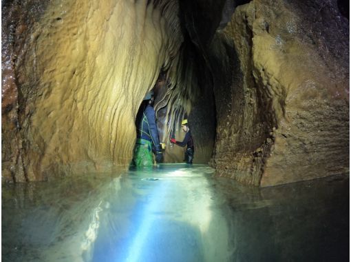 【岡山・新見】恐るべし深さの漆黒の地下水脈に飛び込み、泳ぐ！岡山ケイブスイミングの画像