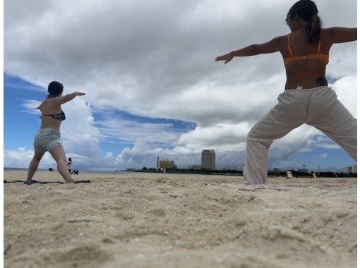 【沖縄本島中部】〜ビーチヨガ〜海の音、風、匂いなど自然を感じながらヨガ体験☆初心者、身体が固い方も大歓迎！ヨガに興味のある方オススメ！の画像