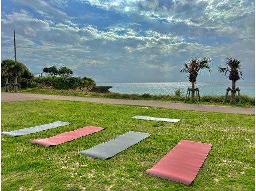 【沖縄本島中部】〜ビーチヨガ〜海の音、風、匂いなど自然を感じながらヨガ体験☆初心者、身体が固い方も大歓迎！ヨガに興味のある方オススメ！の画像