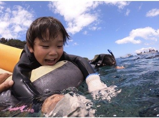 【水納島・瀬底島周辺シュノーケリング】半日お得に２か所でシュノーケリングプラン！初心者の方も大歓迎！１グループにベテランガイド貸切の画像