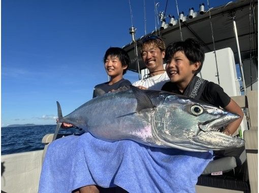 【沖縄・小浜島】沖縄の県魚「グルクン」をたくさん釣って生き餌に！わらしべ長者フィッシング！目指すは記録級！！1日コースの画像