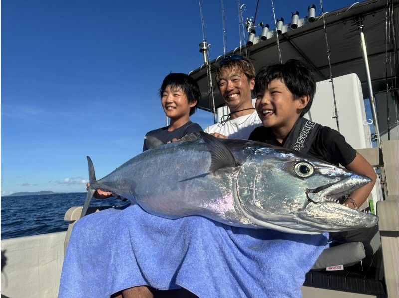 【沖縄・小浜島】沖縄の県魚「グルクン」をたくさん釣って生き餌に！わらしべ長者フィッシング！目指すは記録級！！1日コースの紹介画像