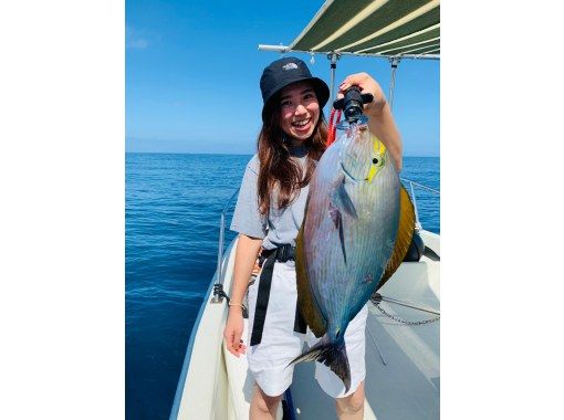 釣れた！の感動を！手ぶら参加！【北谷町・アメリカンビレッジ】漁師と行くボートフィッシング体験！選べる時間！3歳～トロピカルフィッシュの画像