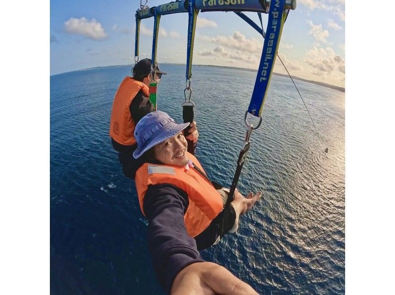 [Departing from Ginowan Marina] ★200m★ A spectacular parasailing experience overlooking the beautiful ocean of Okinawa from high above!! の紹介画像