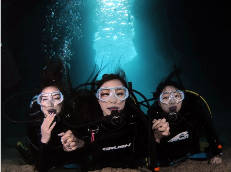 แผนท่องเที่ยวรับปริญญาสำหรับทุกคน [Okinawa Blue Cave] สัมผัสประสบการณ์การดำน้ำด้วยเรือ! รวมโบนัสฟรี 8 รายการの紹介画像