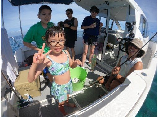 [Half-day departure from Chatan] Fully charter boat for families and groups! Experience tropical fishing! Photo rental included! Half-day 4 hours, up to 8 peopleの画像