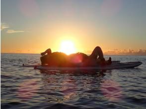 [Okinawa, Onna Village/Yomitan Village Offshore] Spring break graduation trip support (^▽^)/・A fully chartered sunset SUP cruising tour with the sun setting on the west coast as your backdrop