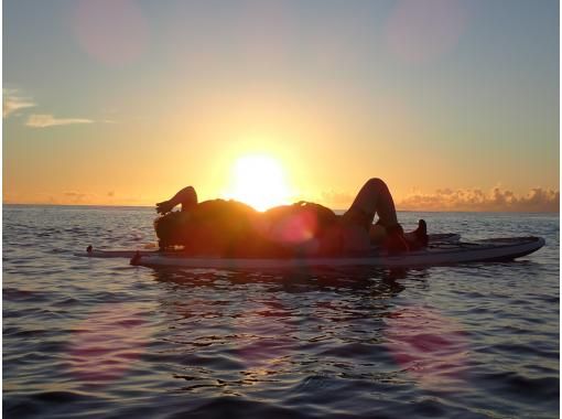 [Okinawa, Onna Village/Yomitan Village Offshore] Spring break graduation trip support (^▽^)/・A fully chartered sunset SUP cruising tour with the sun setting on the west coast as your backdropの画像