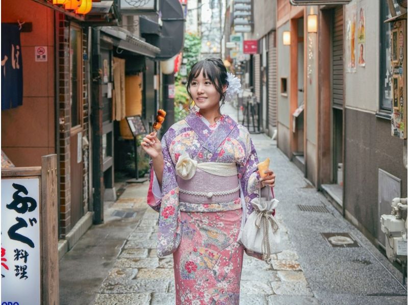 小坂“KAWAIIOSAKA” 一位女士租了和服,享受散步的乐趣