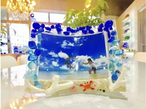 [Okinawa, Naha] A perfect memento of your trip! Make a photo frame studded with Ryukyu glass and coralの画像