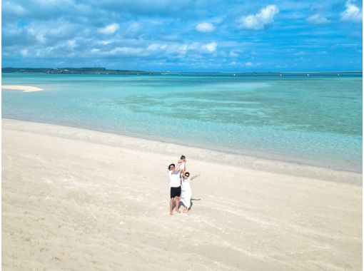 【沖縄・宮古島】NEW OPEN！船で行くユニの浜ツアー！プロカメラマンのドローン撮影無料！3歳以下無料！の画像