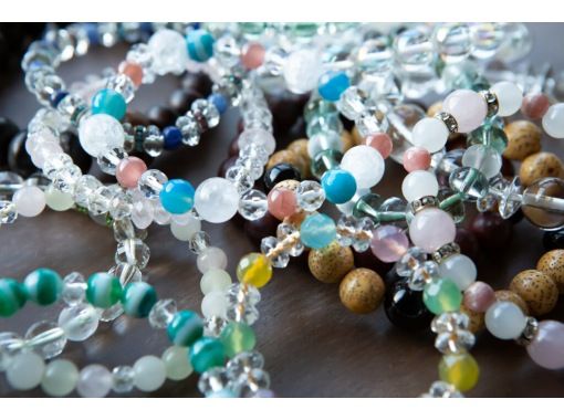 [Kamigamo, Kyoto] Traditional culture - Make a talisman with a professional Kyoto rosary maker! Experience making a talisman Kyoto rosary bracelet in a historic workshop (beginners, children, and solo travelers welcome!)の画像