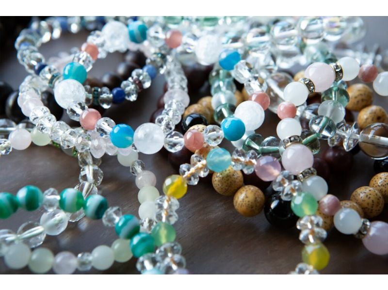 [Kamigamo, Kyoto] Traditional culture - Make a talisman with a professional Kyoto rosary maker! Experience making a talisman Kyoto rosary bracelet in a historic workshop (beginners, children, and solo travelers welcome!)の紹介画像