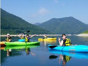 【福島・飯坂温泉】水源地の美しい自然が育む高い水質のダム湖をカヤックでツーリング