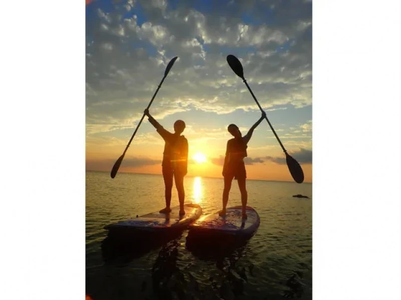 【沖縄本島・恩納村】夕暮れSUP体験♪ 日の沈む穏やかな海で贅沢時間！☆お洒落なカフェでドリンク付き♪の紹介画像