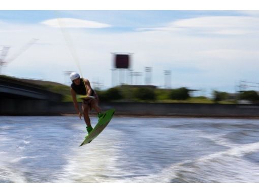 [Okinawa, Miyakojima] The first marine activity in the region to be enjoyed at a full-scale beach house: "Wakeboarding"の画像