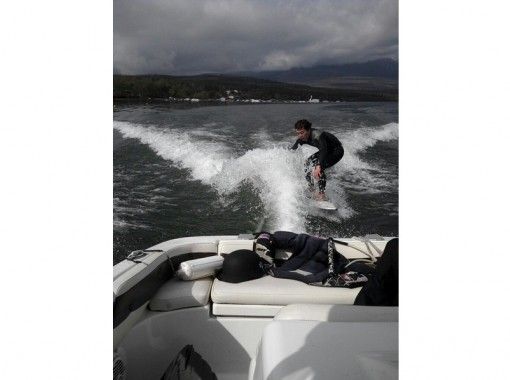 [Yamanashi-Lake Yamanaka] Wakeboarding experience with a hand full Stomach full 1 person (15 minutes × 2) plan!の画像